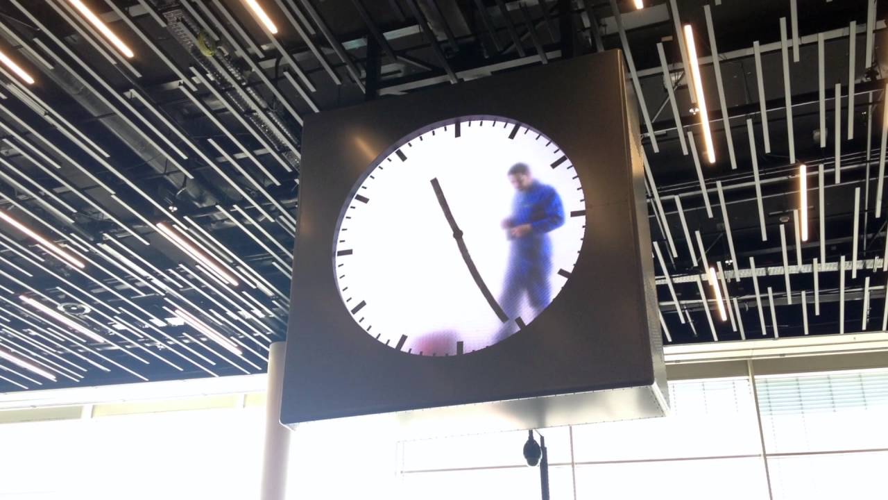 アムステルダム　スキポール空港の不思議な時計 24時間針を描き続ける謎の職人！(2016)