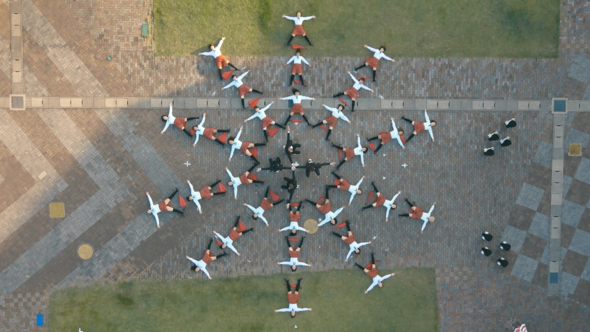 OK GO Music Video『I Won’t Let You Down』(2014) 日本ロケ、ドローンでの一発ワンカット。マスゲーム、ホンダの一輪バイクUNI-CUB、女子高生、Perfume出演、2倍速撮影。