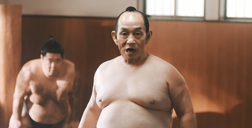 キンチョー　蚊がいなくなるスプレーTV-CM「力士」篇　笹野高史が力士に扮して投げ込みをする。前回同様に顔だけのはめ替え合成