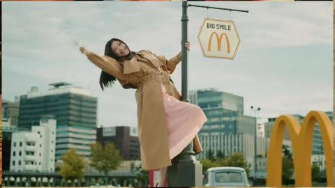 マクドナルド「ビッグマック」セット販売CM「今年はみんなでBIG SMILE」篇(2021) 篠原涼子が有名曲「SMILE」をミュージカル仕立てで歌う