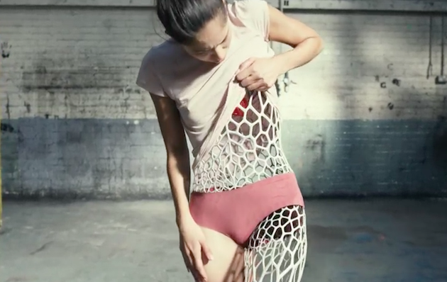 The Chemical Brothers『Wide Open ft.Beck』(2015)　ダンサーSonoya Mizuno。CGVFXはTHE MILL（英）