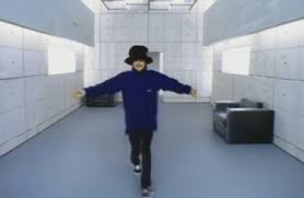 Jamiroquai MV『Virtual Insanity』(1996)　意外とシンプルなアナログ手法だけど、みんなこのビジュアルに度肝を抜かれた！ジョナサン・グレイザー監督