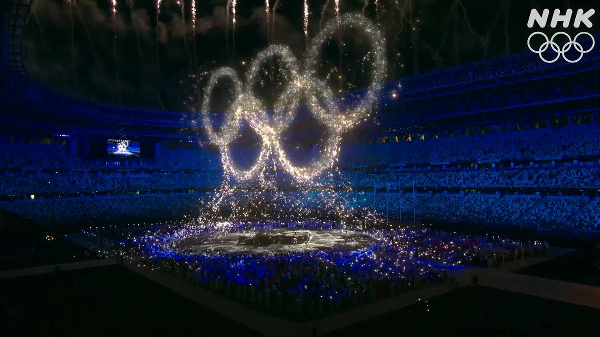 東京オリンピック 閉会式「オリンピックリングス」(2021) 国立競技場に浮かんだ光の五輪。AR的な映像演出はこれからも続いていくだろう