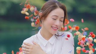 花王 ハミング フレア フレグランス『“私だけ発香”の新ハミング フレア』篇(2022)　石原ひとみの周りをCGフレグランスが回りだす